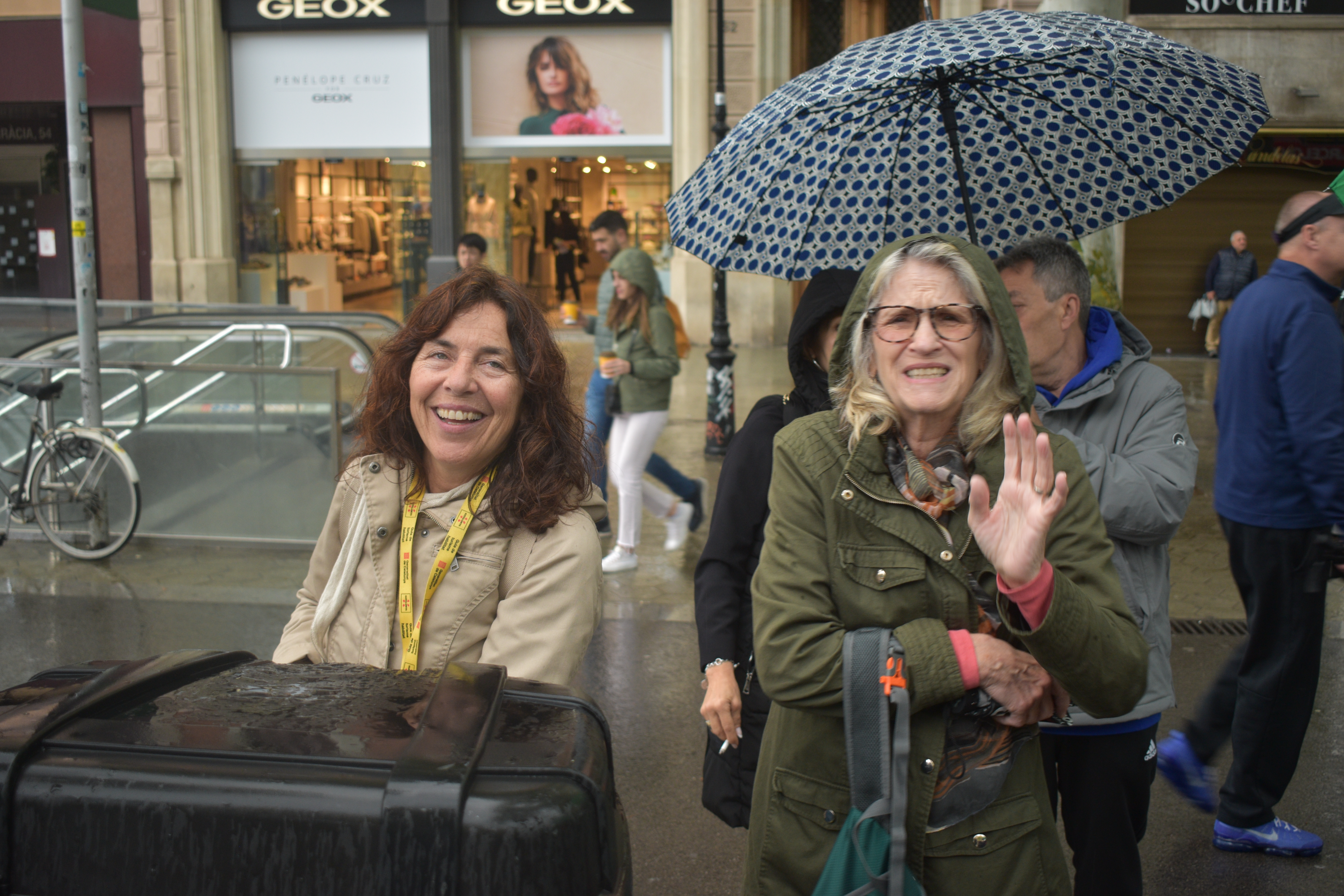 Margi & Montse on our wet start in Barcelona